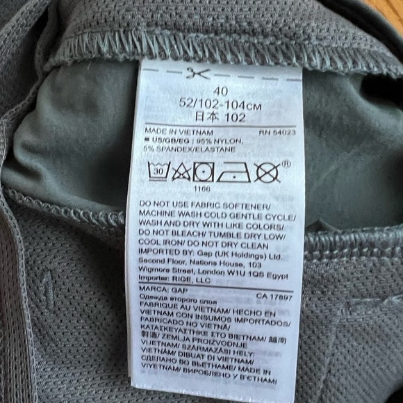 GAP Fit Drive Bundle of 2 Pairs is Shorts Size 40 - Picture 5 of 5